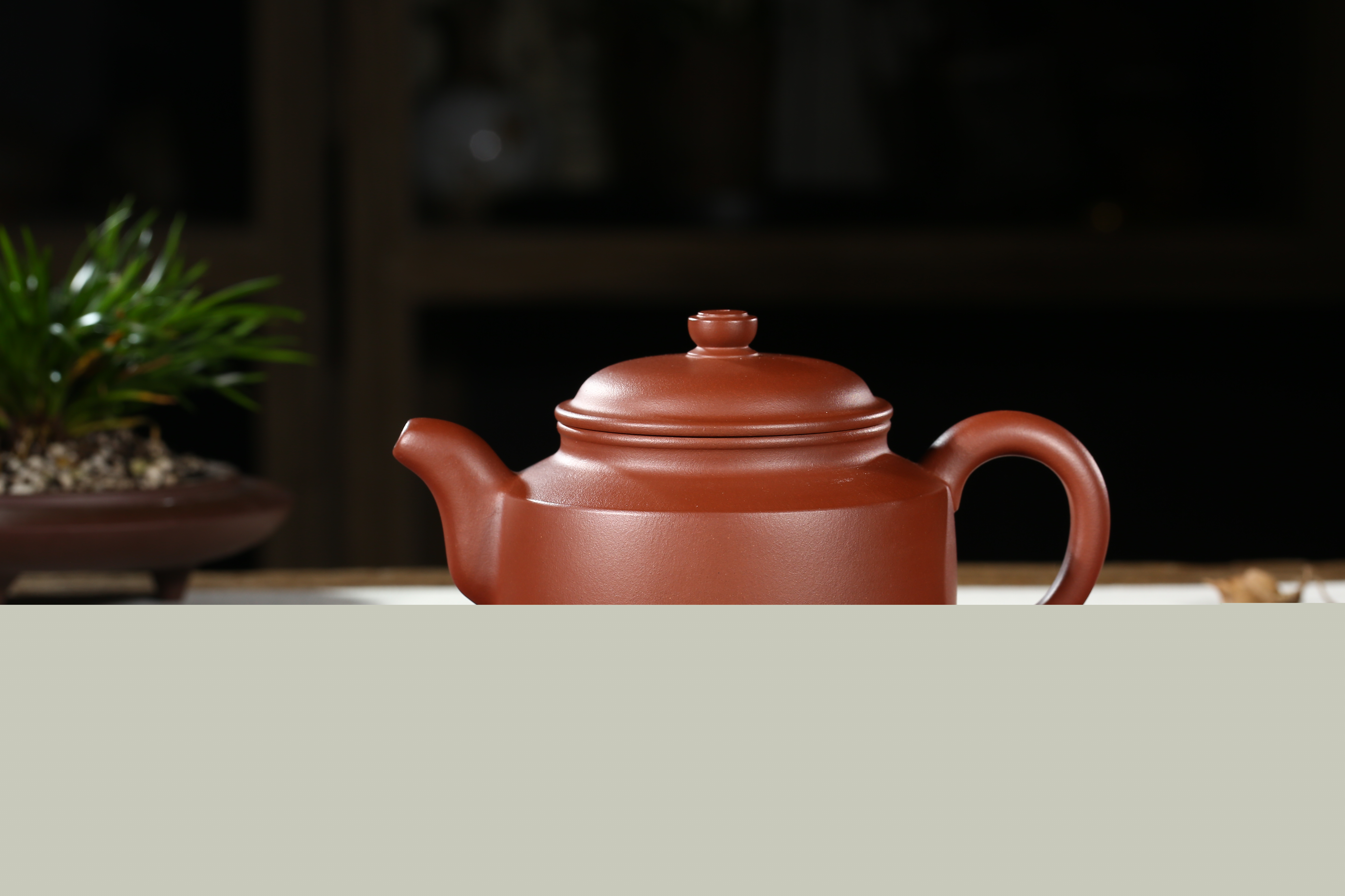 品茶先品壺——金槽和碾沉香末，冰碗輕涵翠縷煙